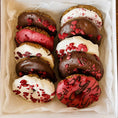 Afbeelding laden in Galerijviewer, Choco Berry dog donuts – pink chocolate 45g