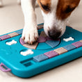 Afbeelding laden in Galerijviewer, Brainboard Hondenpuzzel, interactief honden speelgoed, Slow Feeder - Mentale workout voor slimme honden - draaien, schuiven en trekken - puzzel - hulpmiddel voor het mentale welzijn om verveling en stress te verminderen