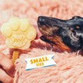 Afbeelding laden in Galerijviewer, Smoofl siliconen hondenpoot ijsvorm voor honden 5-10 kg – small (geel/okergeel)
