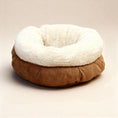 Afbeelding laden in Galerijviewer, Luxe donut hondenmand van lamswol – superzacht pluche hondenbed in elegant beige – stijlvol hondenkussen met microsuède afwerking – 45 x 45 x 25 cm
