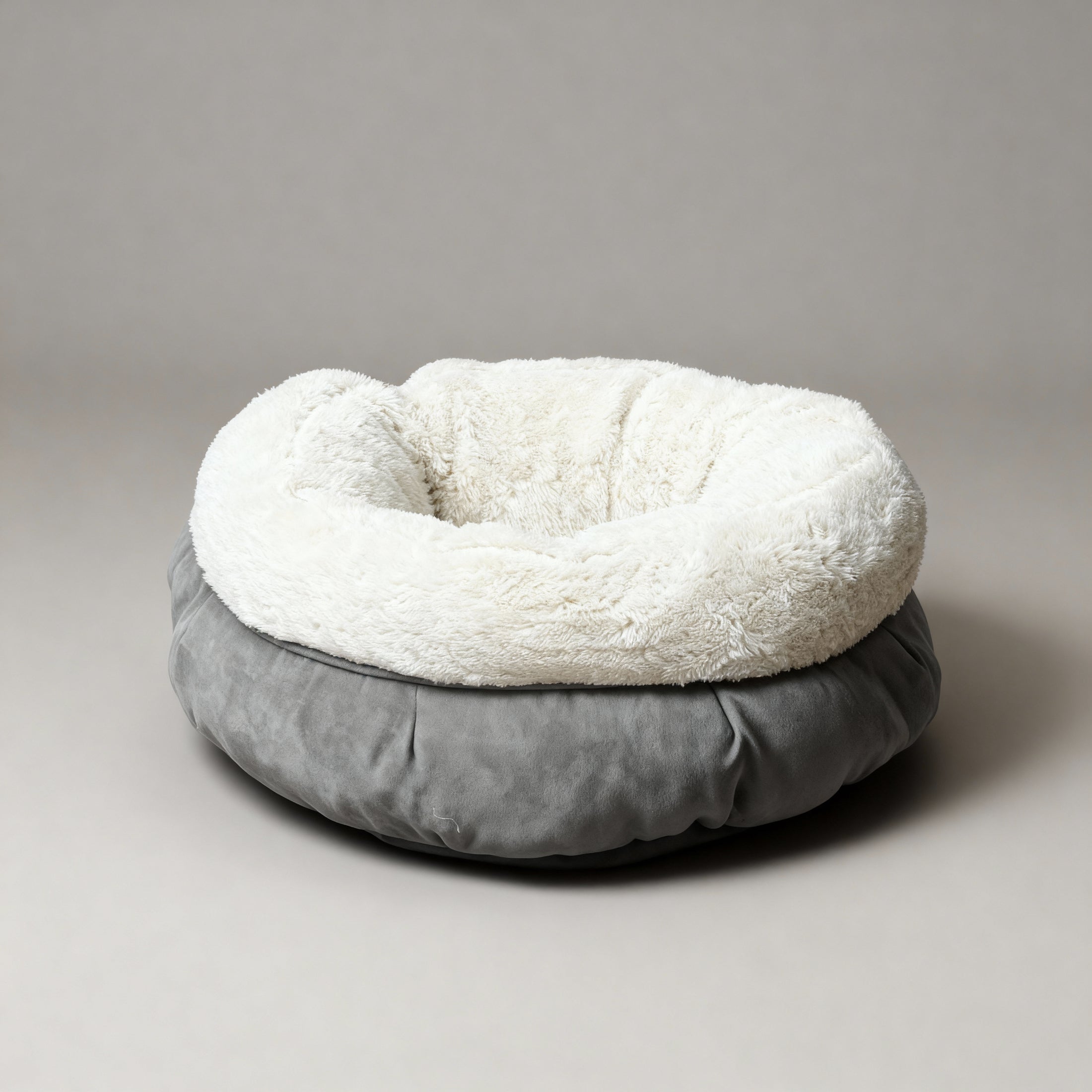 Luxe donut hondenmand van lamswol – superzacht pluche hondenbed in elegant grijs – stijlvol hondenkussen met microsuède afwerking – 45 x 45 x 25 cm