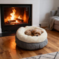 Afbeelding laden in Galerijviewer, Luxe donut hondenmand van lamswol – superzacht pluche hondenbed in elegant grijs – stijlvol hondenkussen met microsuède afwerking – 45 x 45 x 25 cm
