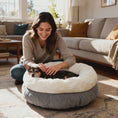 Video laden en afspelen in de galerijviewer, Luxe donut hondenmand van lamswol – superzacht pluche hondenbed in elegant grijs – stijlvol hondenkussen met microsuède afwerking – 45 x 45 x 25 cm
